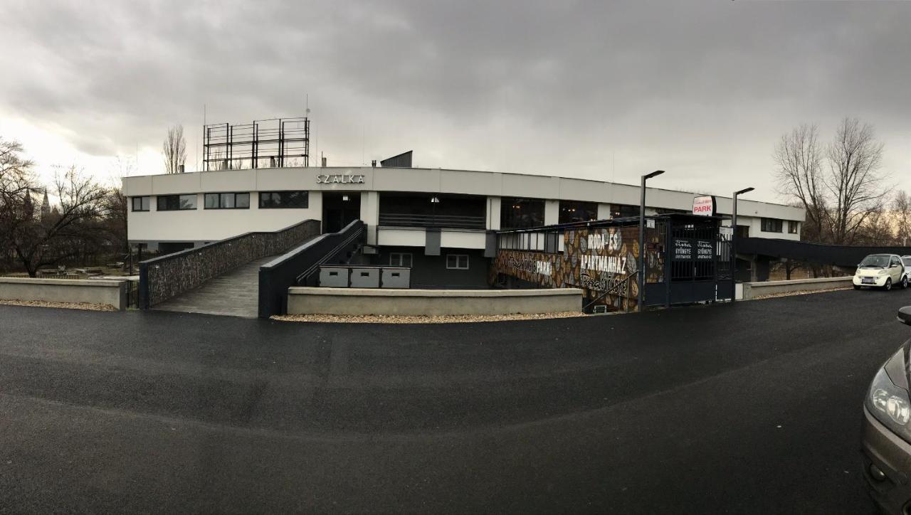 Tisza Gyongye Apartmanhaz Lägenhet Szeged Exteriör bild
