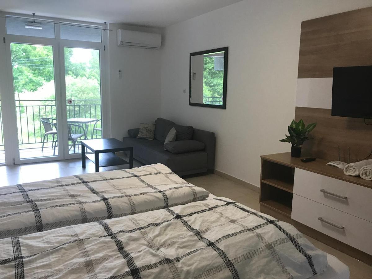 Tisza Gyongye Apartmanhaz Lägenhet Szeged Exteriör bild
